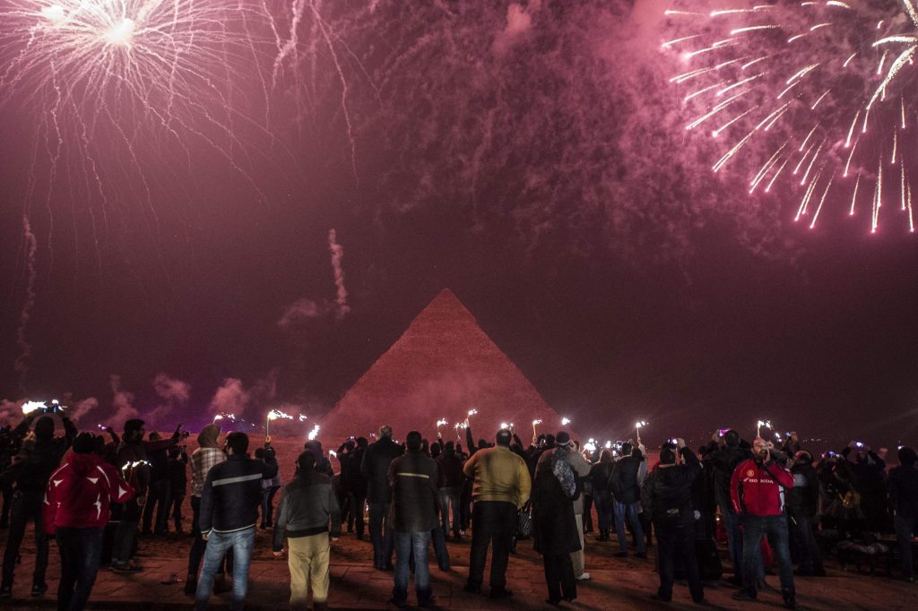 مصريون يحتفلون برأس السنة الجديدة أمام الأهرامات / شبكات اجتماعية