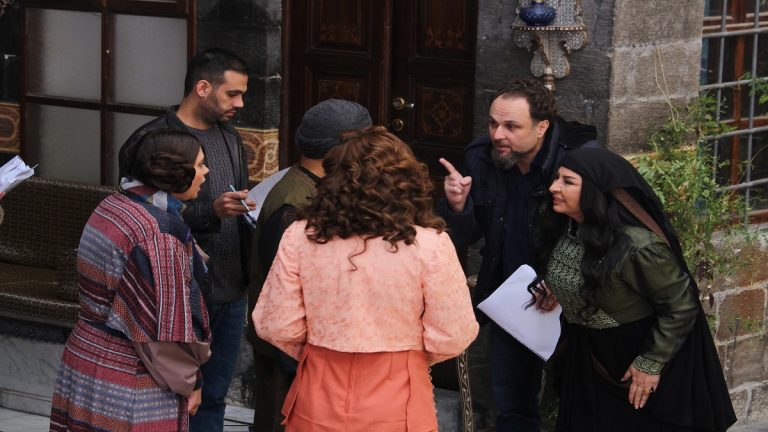 ما سبب الشجار بين سحر فوزي وجيني إسبر الذي يحاول عبد الهادي الصباغ فضَّه في «سلاسل ذهب»؟