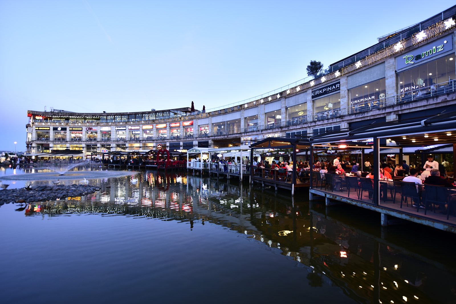 بولينغ، وركوب خيل، وملاهٍ.. تعرف على أبرز الأنشطة الممتعة في مول Viaport إسطنبول