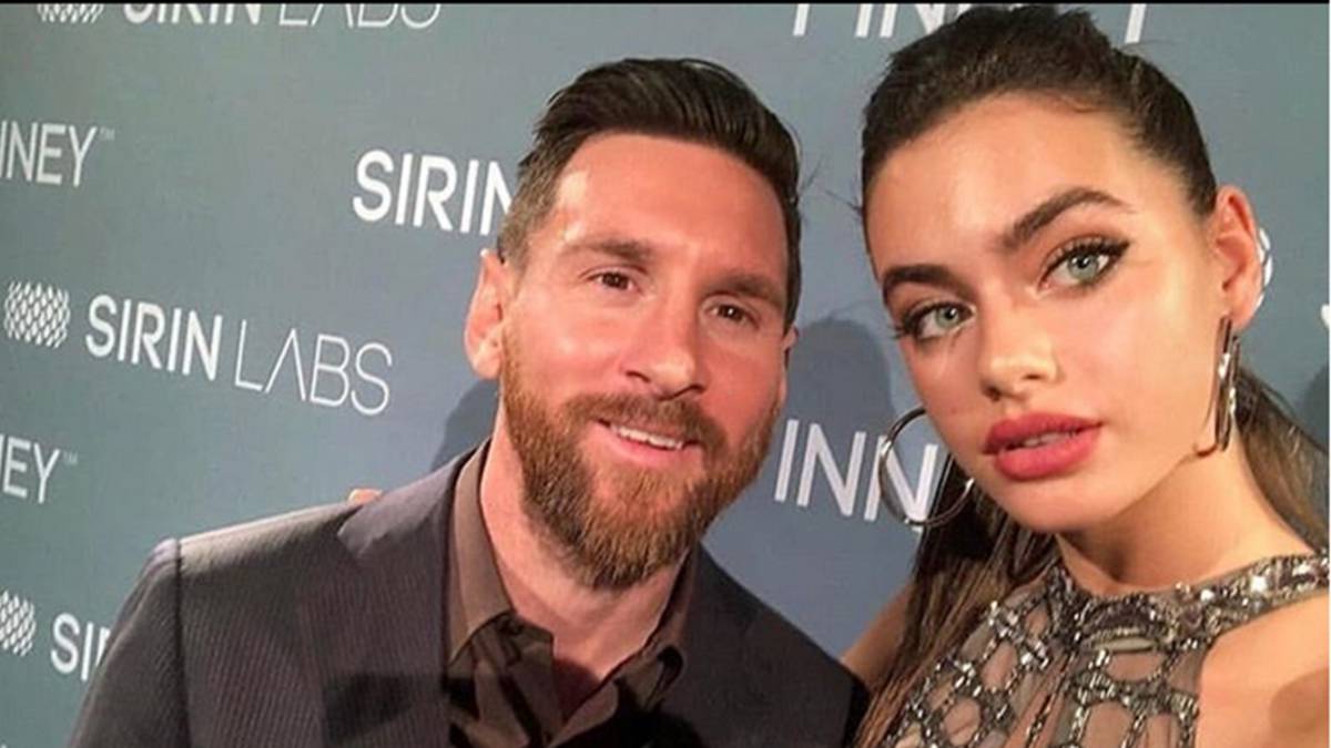 ميسي مع عارضة أزياء إسرائيلية في حفل ببرشلونة