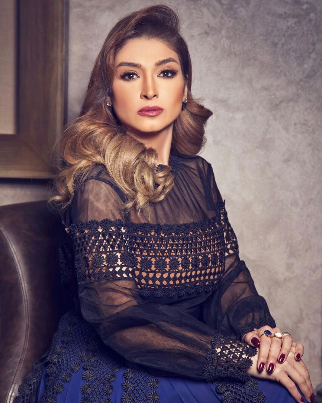 روجينا وبنتاها بالحجاب يؤدين مناسك العُمرة