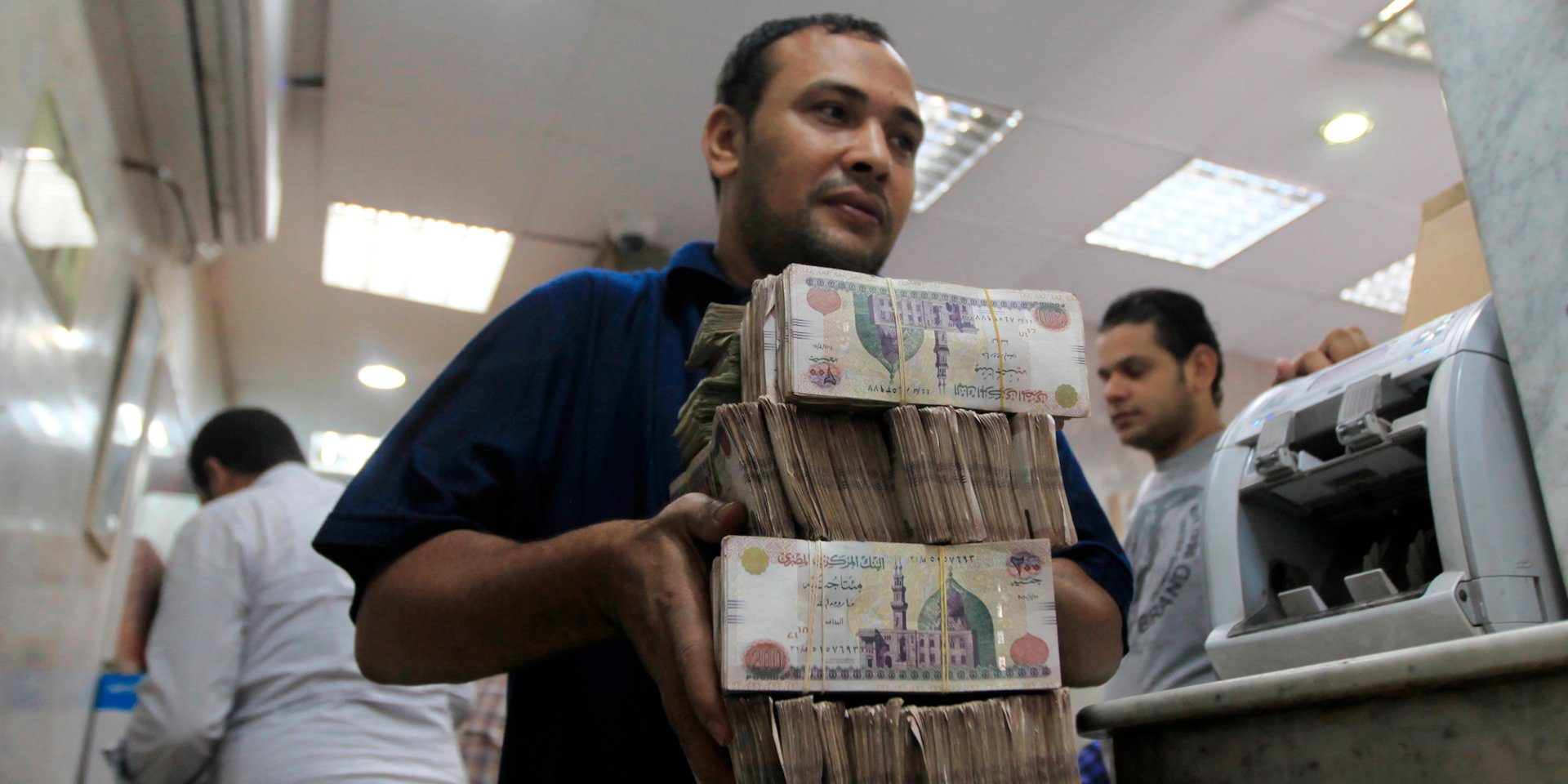 رجل يحمل أموال مصرية