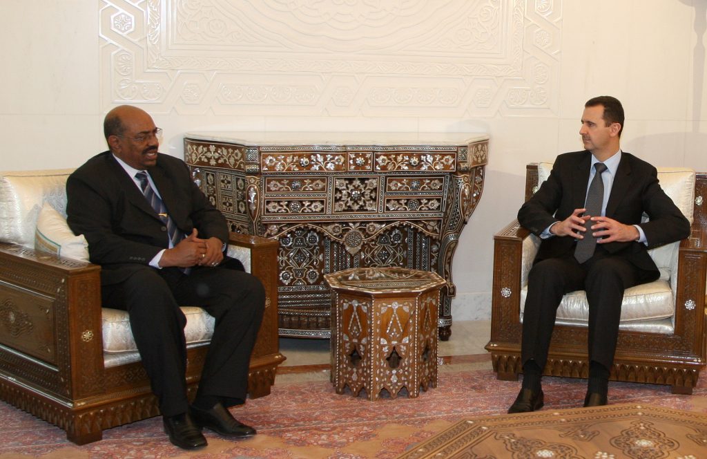 البشير في دمشق: تفسيرات كثيرة ومواقف غامضة.. المحور السعودي - الإماراتي، وملفان آخران على هامش الزيارة طرد سوريا من جامعة الدول العربية