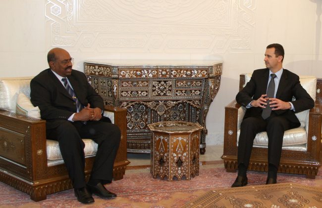 «الغارديان»: عودة الأسد إلى الجامعة العربية بجوار محمد بن سلمان والسيسي ستكون بمثابة الموت النهائي للربيع العربي