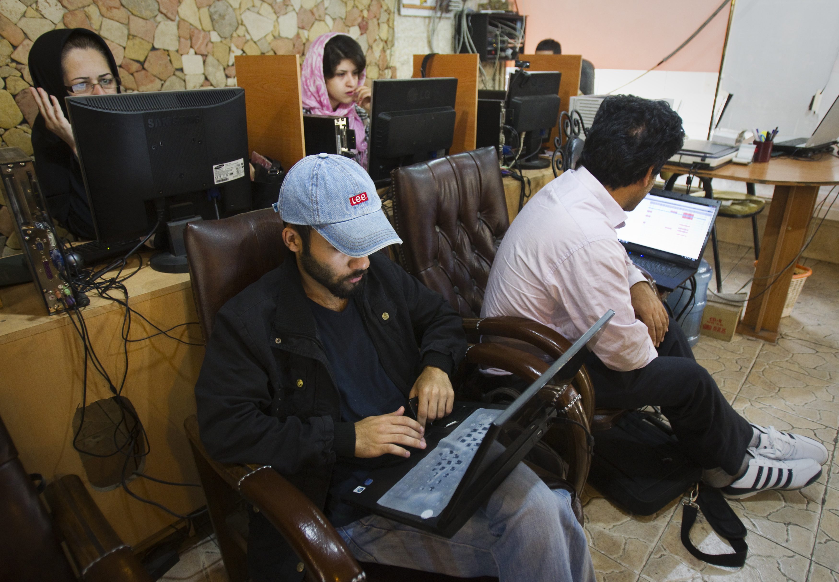 تصدر مصر البلدان العربية من حيث استخدام الإنترنت. وناهز عدد مستعملي الإنترنت في البلاد 50 مليون شخص / رويترز
