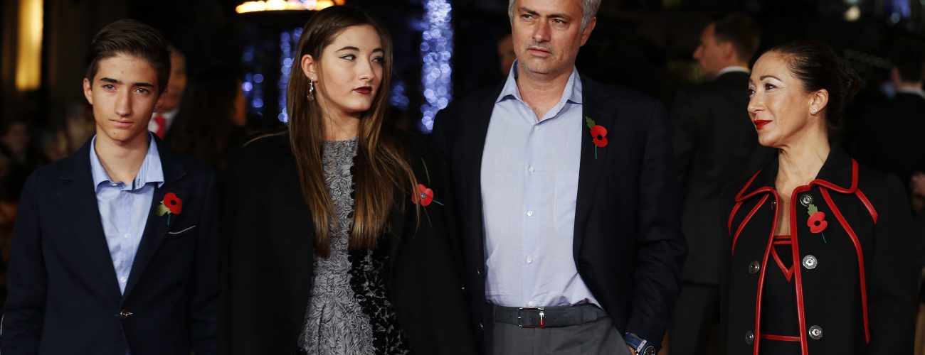 مورينيو متورط بعلاقة سرية مع امرأة تصغره بـ14 عاماً