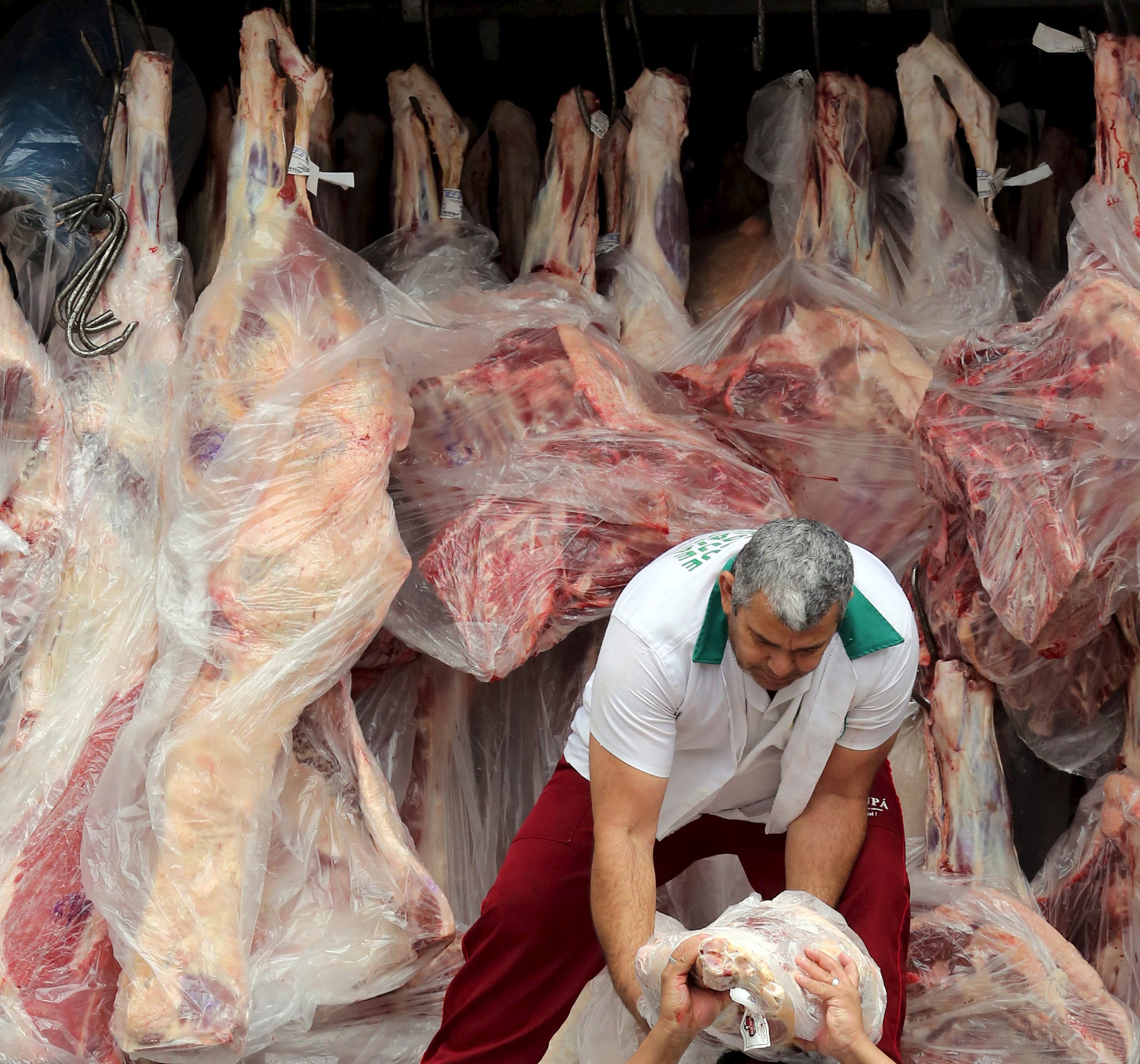 تعتبر البرازيل أحد أكبر مُصدّري اللحوم الحلال في العالم (رويترز)