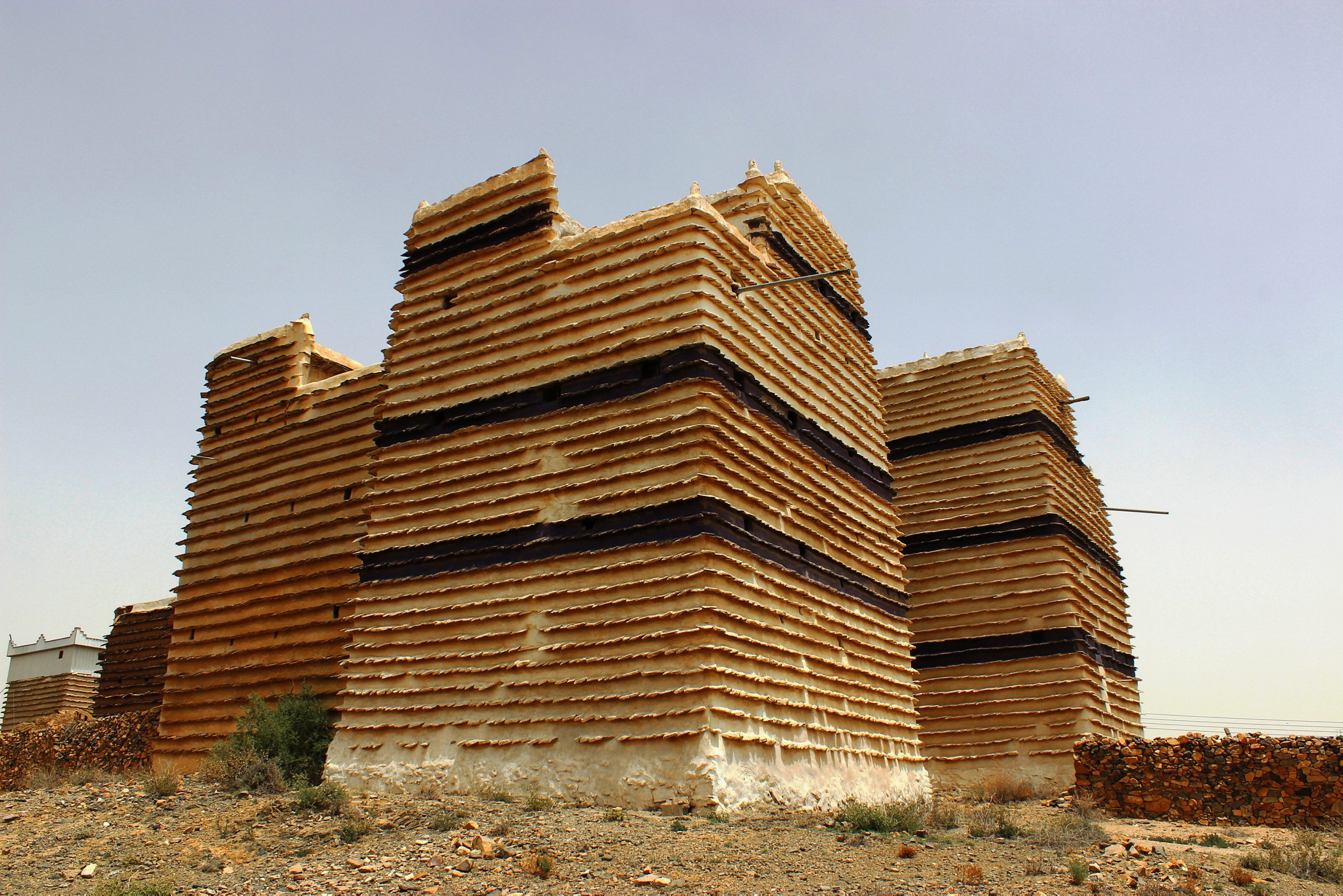 يشبهون هذه المنازل الطينية بناطحات مصغرة