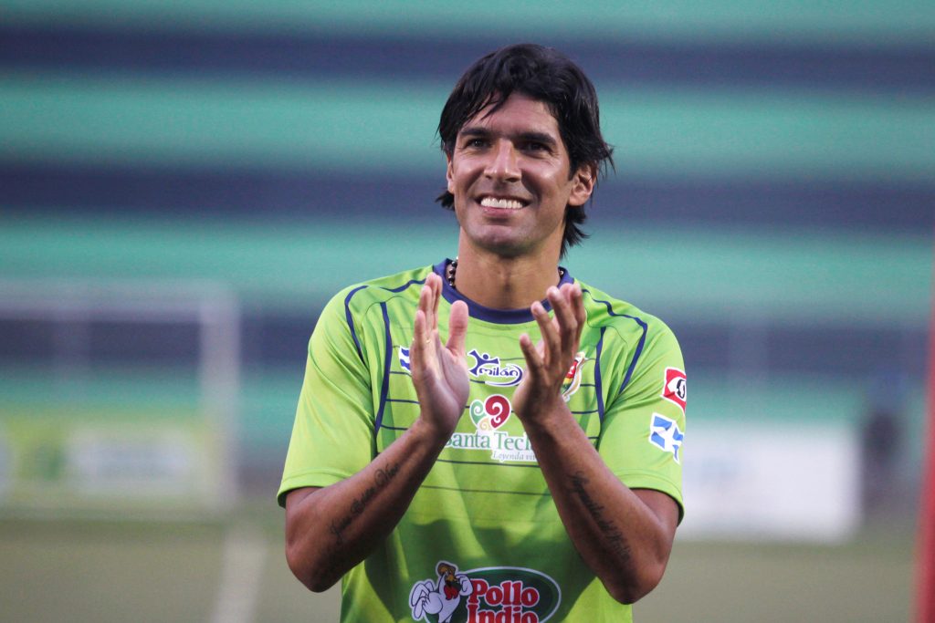 أبريو ينتقل إلى النادي رقم 28 في مسيرته