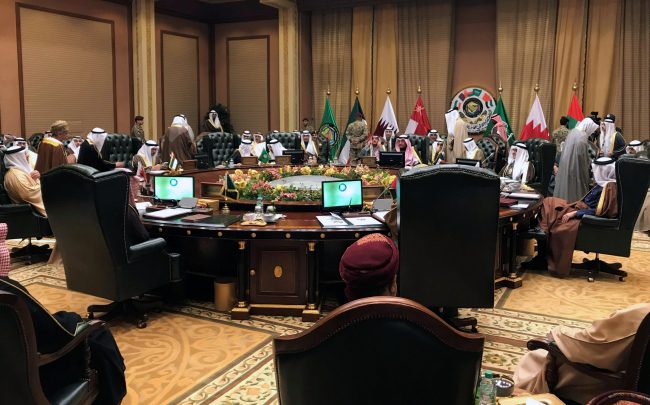 الأزمات تحيط بالقمة الخليجية.. وصحف قطرية توضح سبب غياب أمير قطر، ومعنى التمثيل الدبلوماسي للدوحة