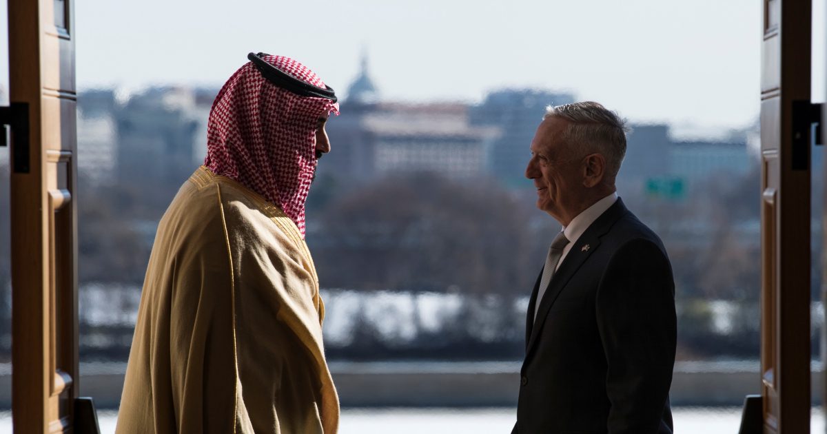 وزير الدفاع الأمريكي جيمس ماتيس يجتمع مع ولي العهد السعودي الأمير محمد بن سلمان في البنتاغون 22 مارس ، 2018 (رويترز)