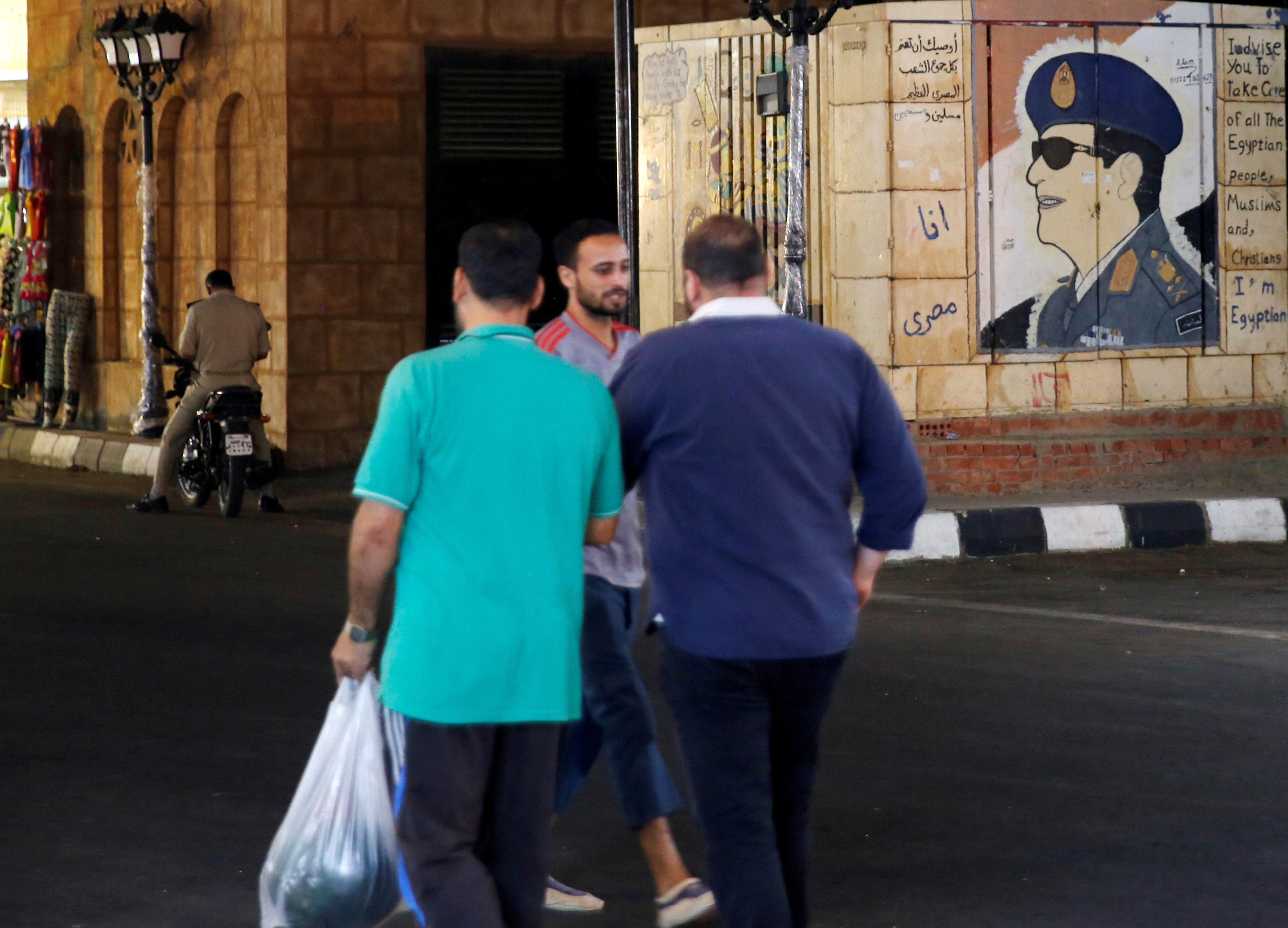 صورة للرئيس المصري عبدالفتاح السيسي مرسومة على أحد الجدران في القاهرة (رويترز)