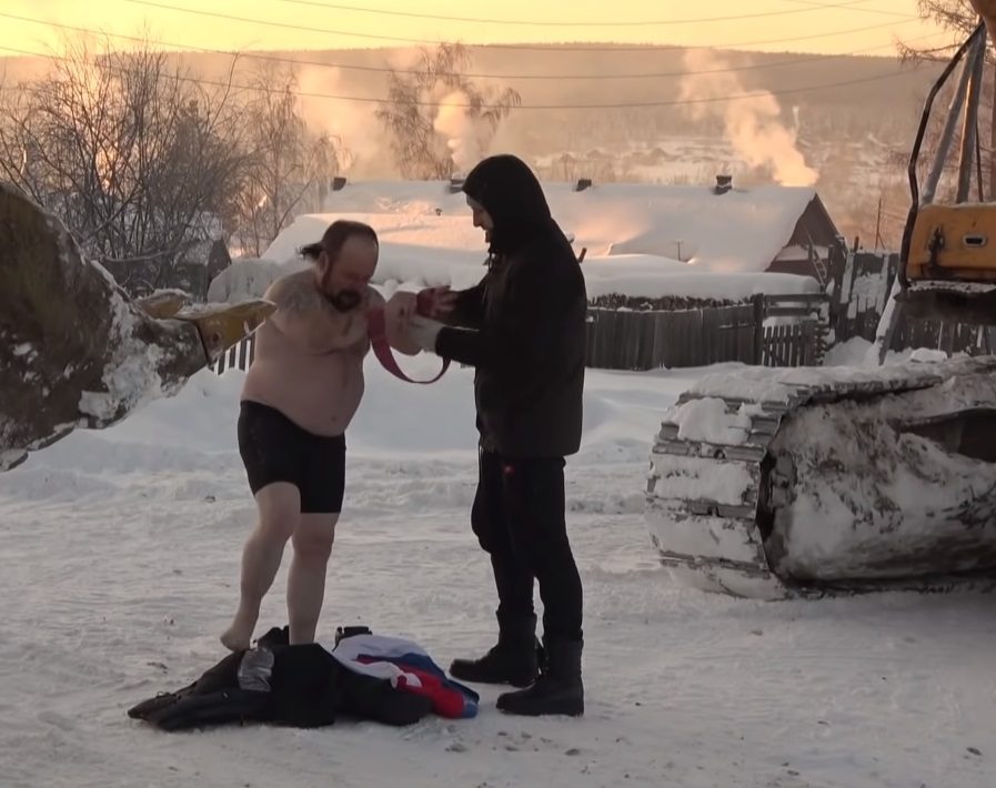 رغم انخفاض درجة الحرارة في سيبيريا فإنه قام بالتحدي