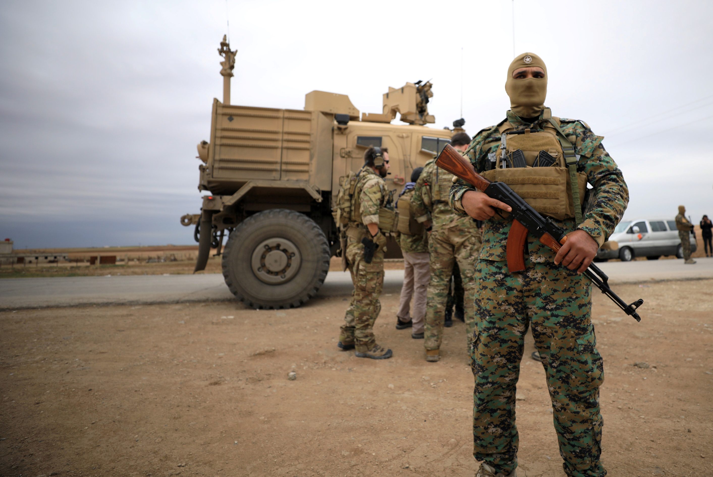 القوات السورية الديمقراطية والقوات الامريكية في دورية مشتركة بالقرب من الحدود التركية سحب الجيش الأميركي من سوريا