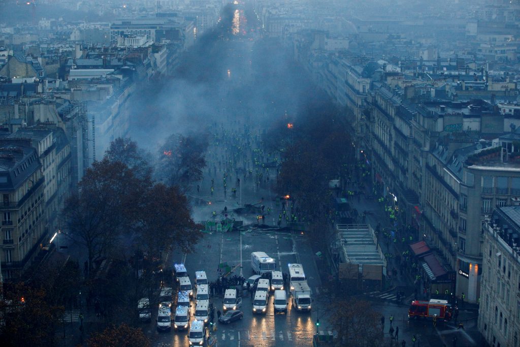 أزمة السترات الصفراء الاحتجاجات في باريس
