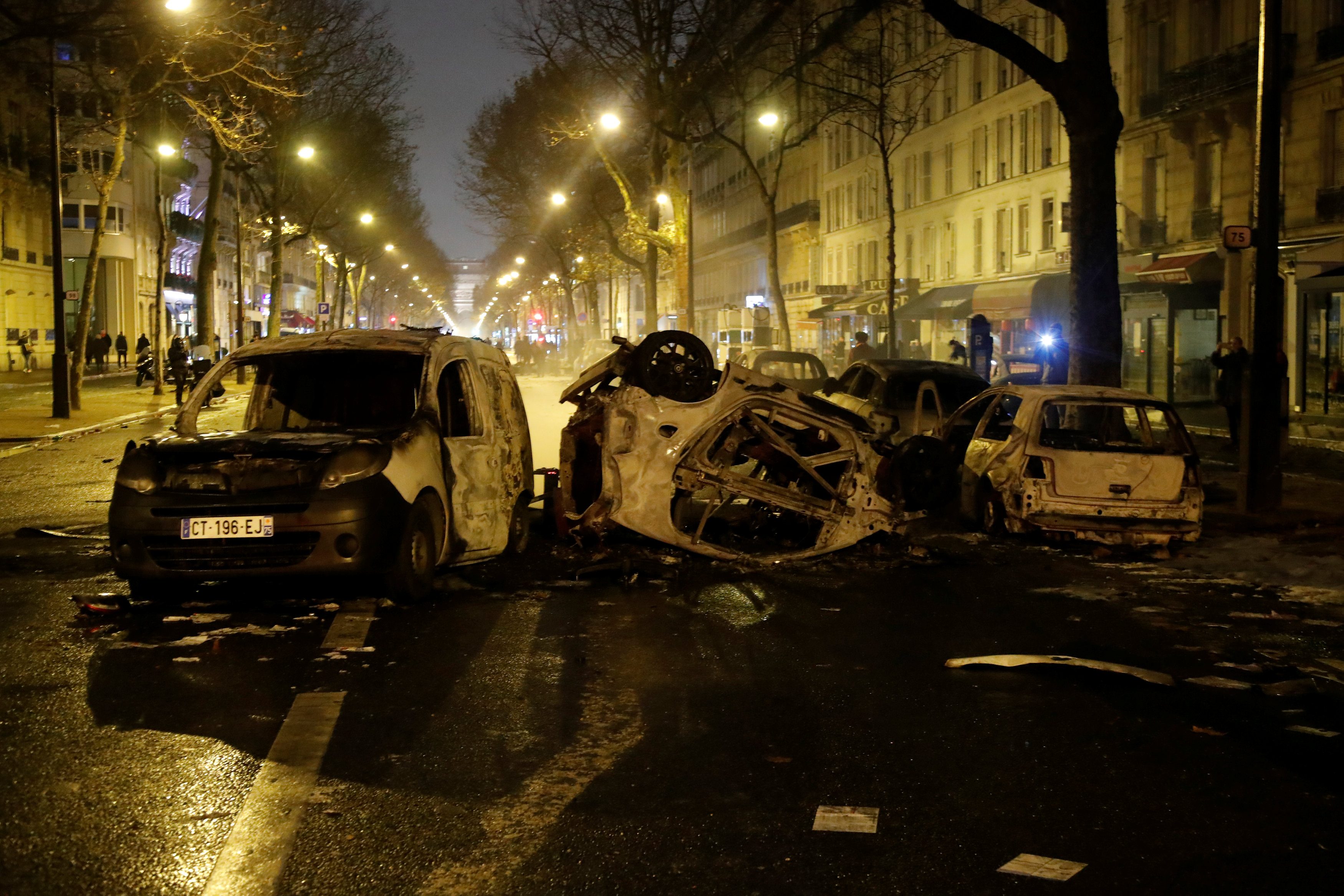 جولة وسط باريس للقاء السائحين المذهولين وسط دخان السيارات المحترقة وصدامات المتظاهرين مع الأمن