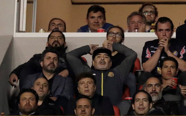 انفجر بعد تعرضه للشتائم.. مارادونا يشتبك مع الجماهير، والاتحاد المكسيكي يحيله إلى التحقيق