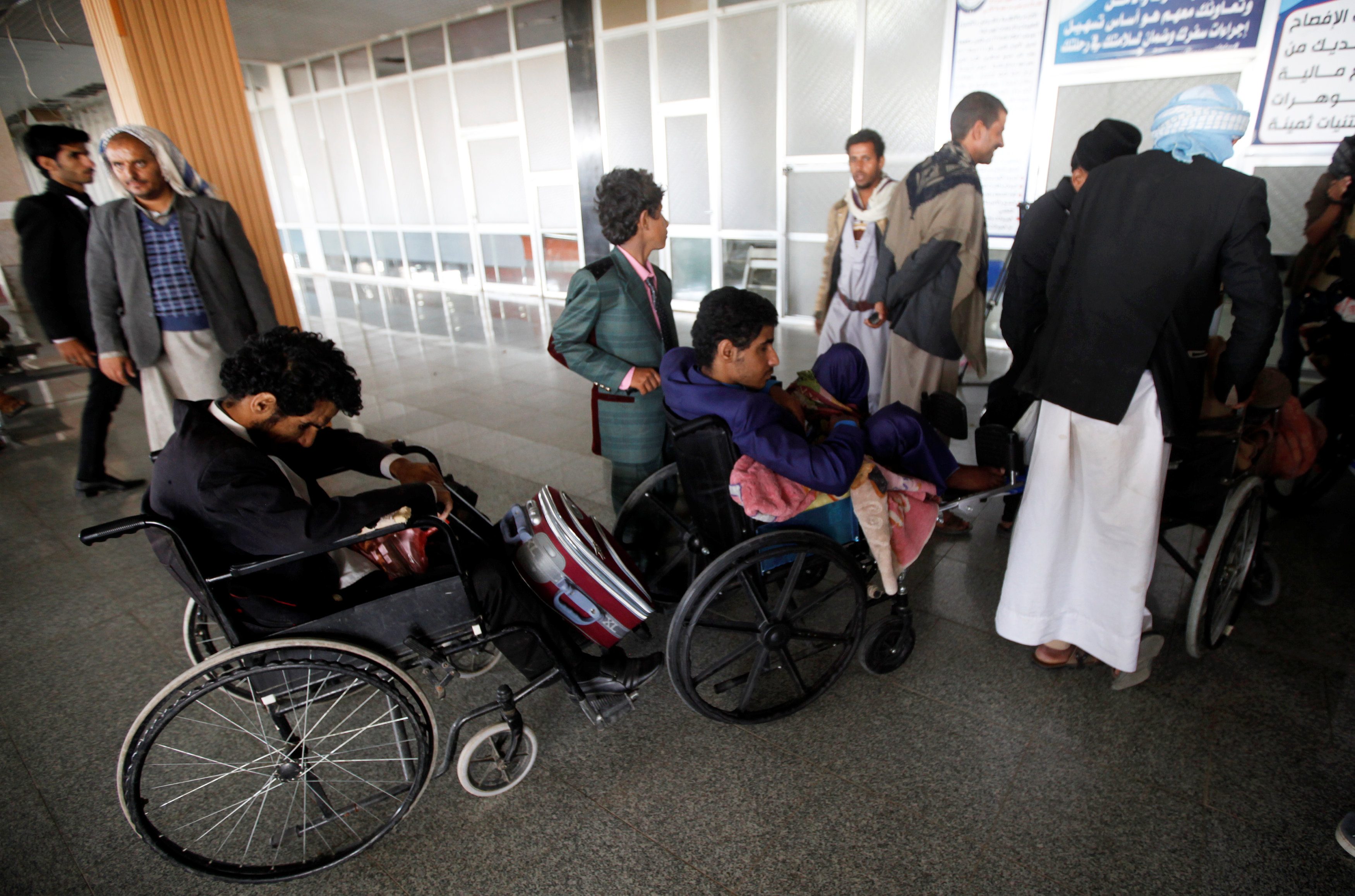 حوثيون مصابون ينتظرون نقلهم للعلاج