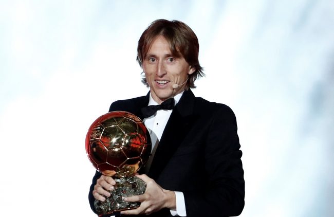 مودريتش يتوج بجائزة الكرة الذهبية لأفضل لاعب في العالم على حساب رونالدو وغريزمان.. وميسي خامساً