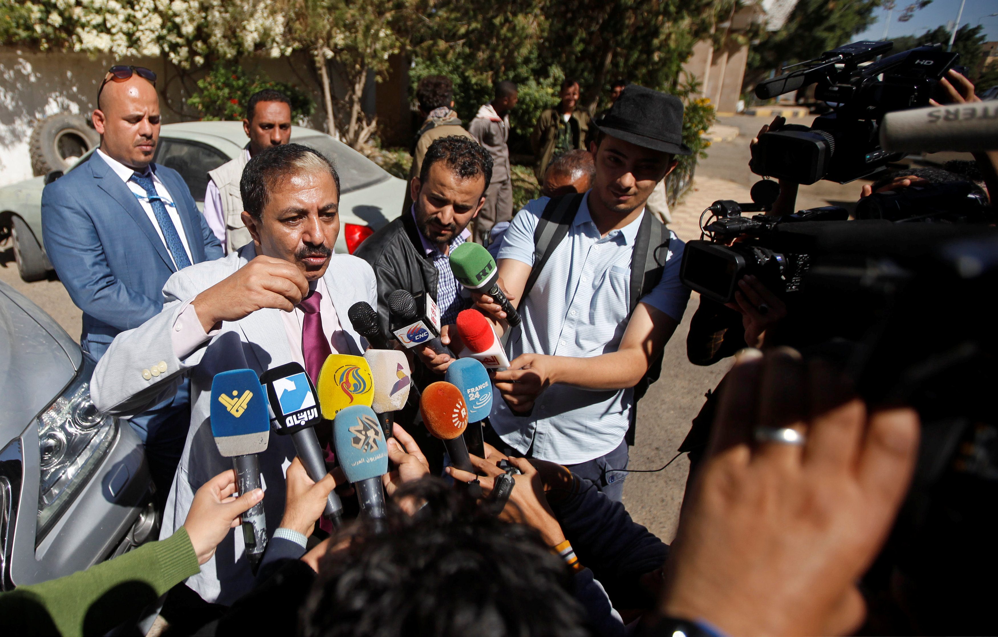 الوفد الحوثي المشارك في المفاوضات في السويد ، يتحدث إلى وسائل الإعلام قبل مغادرته مطار صنعاء/ رويترز