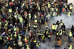 «السترات الصفراء» تنتقل لبلد عربي لكن بلون مختلف.. هذه قصة «السترات الحمراء» التي أطلقها الشباب التونسي