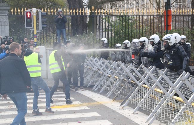 «السترات الصفراء» تنتقل إلى بروكسل.. محتجون يغلقون الطريق بين بلجيكا وفرنسا ويبدأون السير نحو مؤسسات الاتحاد الأوروبي