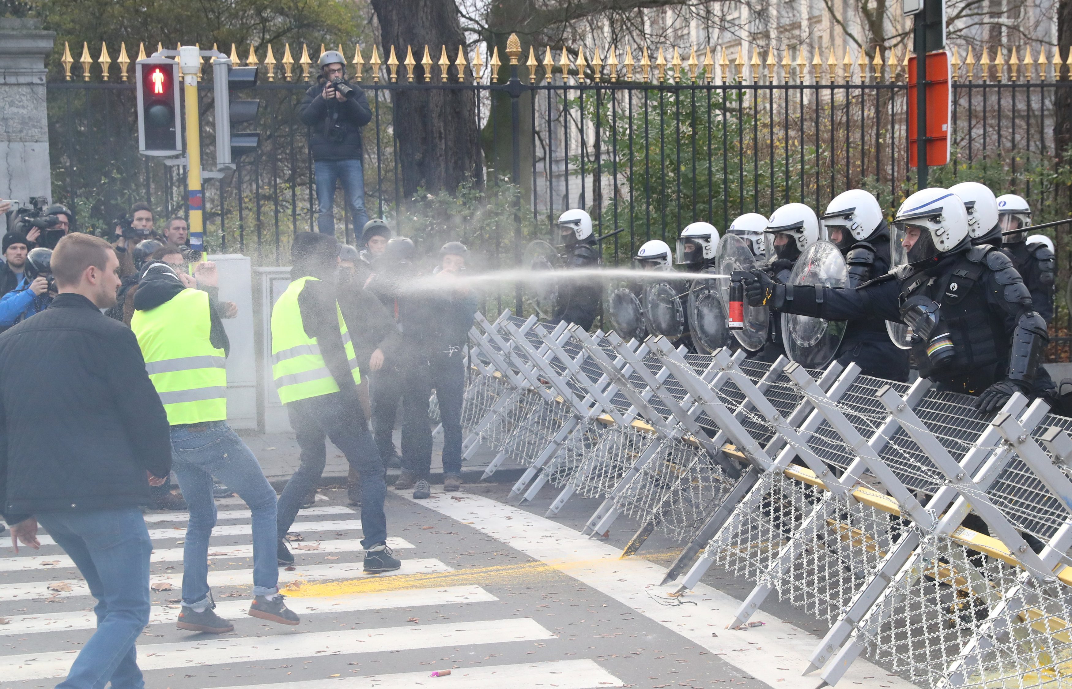 محتجون يغلقون الطريق بين بلجيكا وفرنسا ويبدأون السير نحو مؤسسات الاتحاد الأوروبي