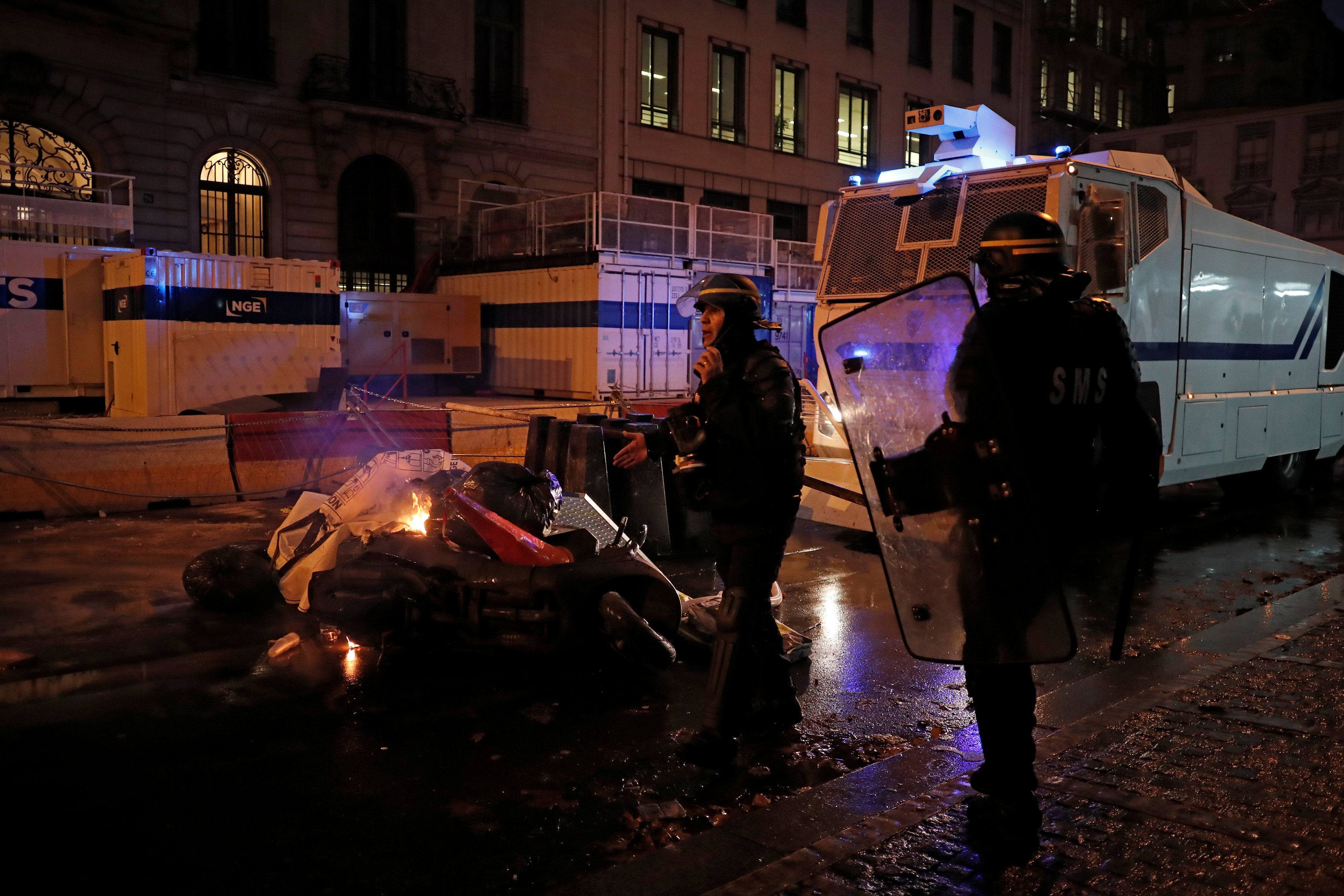 شرطة مكافحة الشغب الفرنسية تستخدم سيارة لإزالة الحطام من الشارع