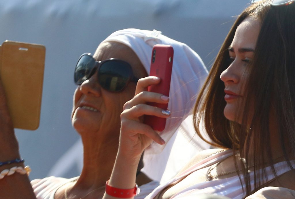 شباب مصريون يهربون من فيسبوك إلى إنستغرم وسناب شات