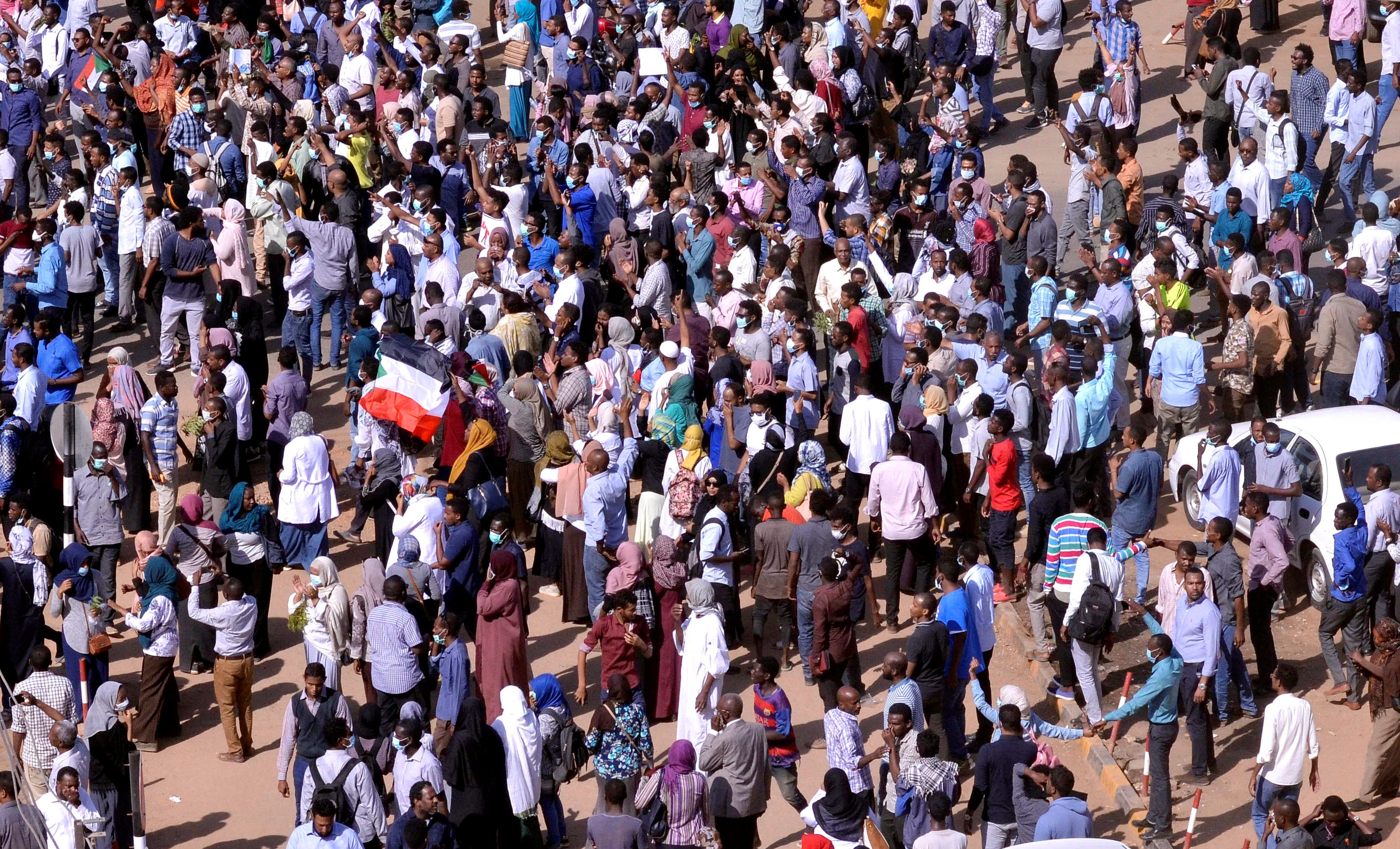 المحتجون يطالبون بتنحي الرئيس السوداني عمر البشير/ رويترز