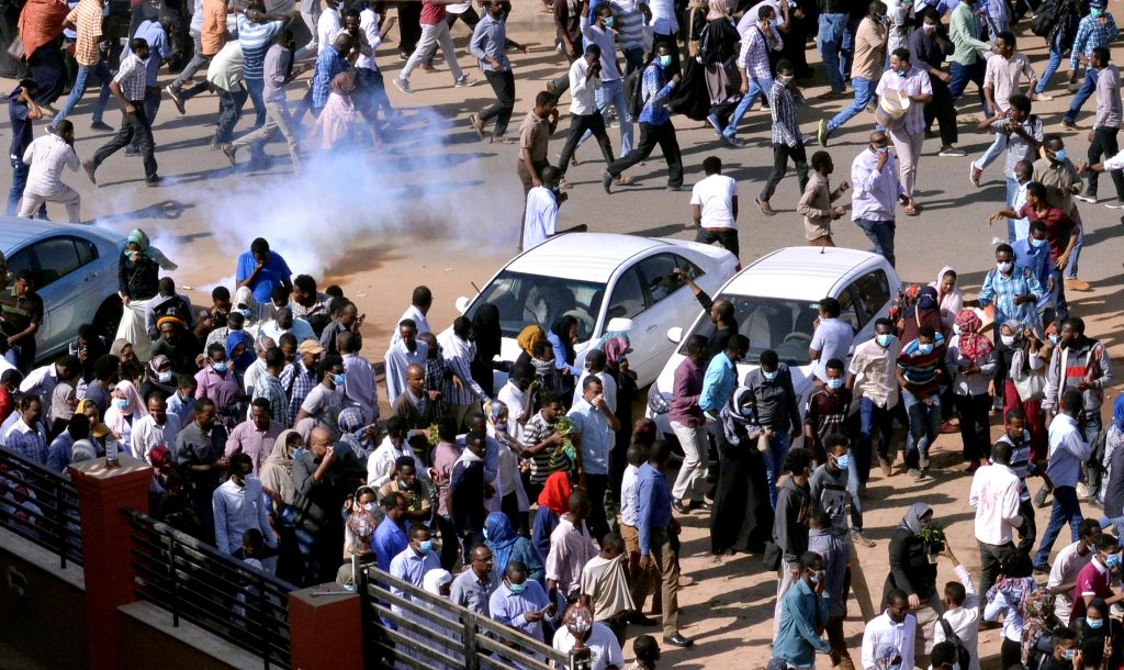 قوات الأمن أطلقت قنابل الغاز والصوت على الاحتجاجات التي يشهدها السودان (رويترز)