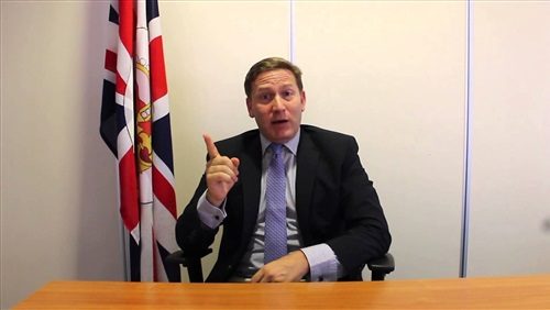 مسؤول بريطاني يستشهد بموقلتين