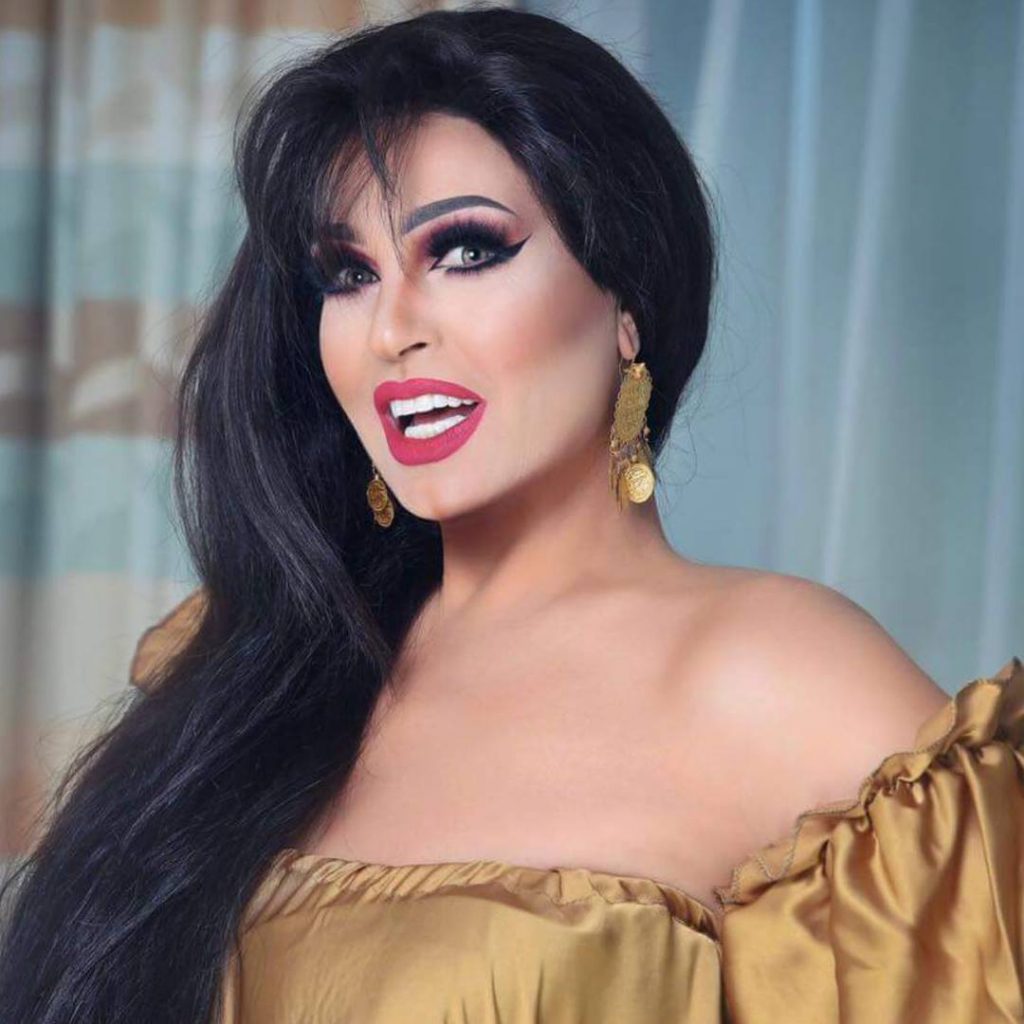 تحدثت الفنانة المصرية فيفي عبده عن العلاقة المتوترة بين والديها بعد زواج والدها على أمها، وحبها لوالدها الذي يتحدث 7 لغات رغم هروبها من بيت أهلها وهي صغيرة، وهو ما اعتبرته غلطة عمرها، وأشارت كذلك إلى علاقتها بأسرتها بعد شهرتها الفنية