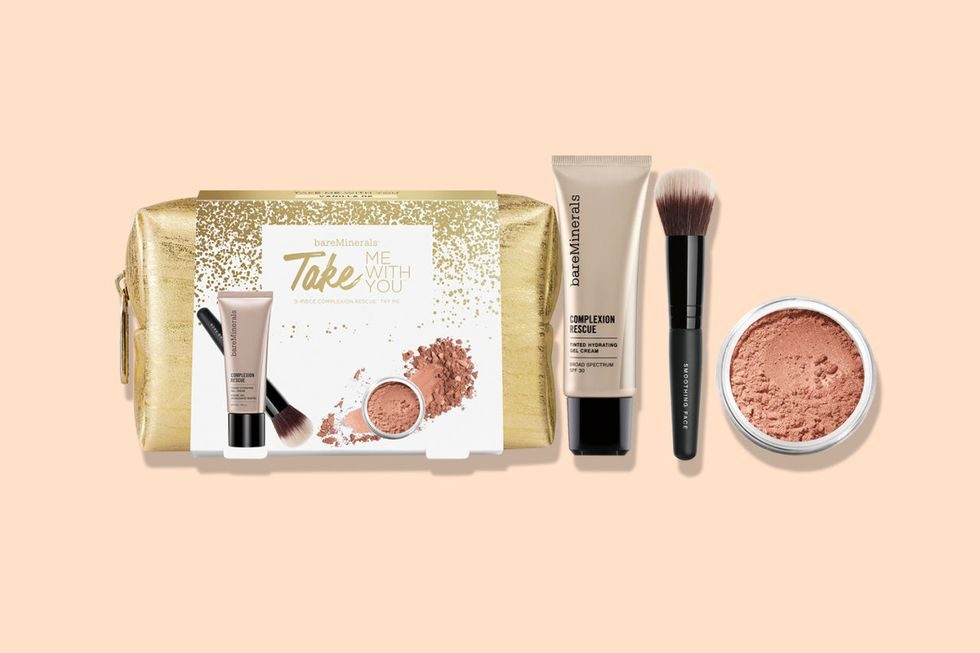 مجموعة مستحضرات التجميل BareMinerals Take Me With You، مقابل 39 دولاراً