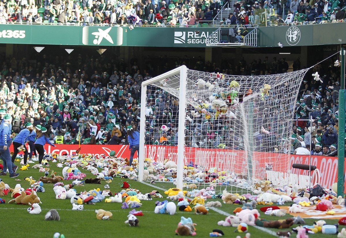 ملعب ريال بيتيس يتحوّل إلى مسرح لألعاب الأطفال