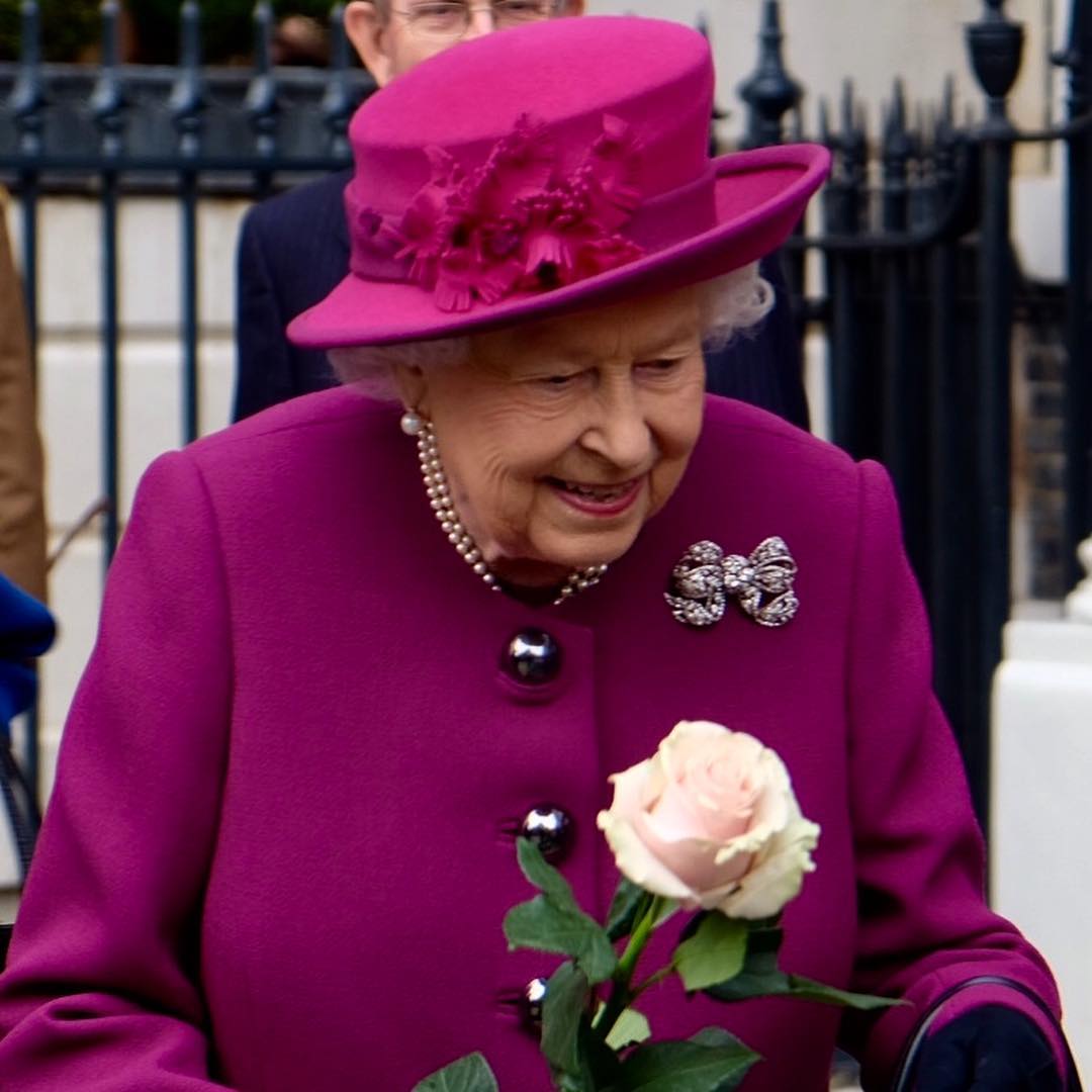 صبي ودّع الملكة إليزابيث زاحفاً