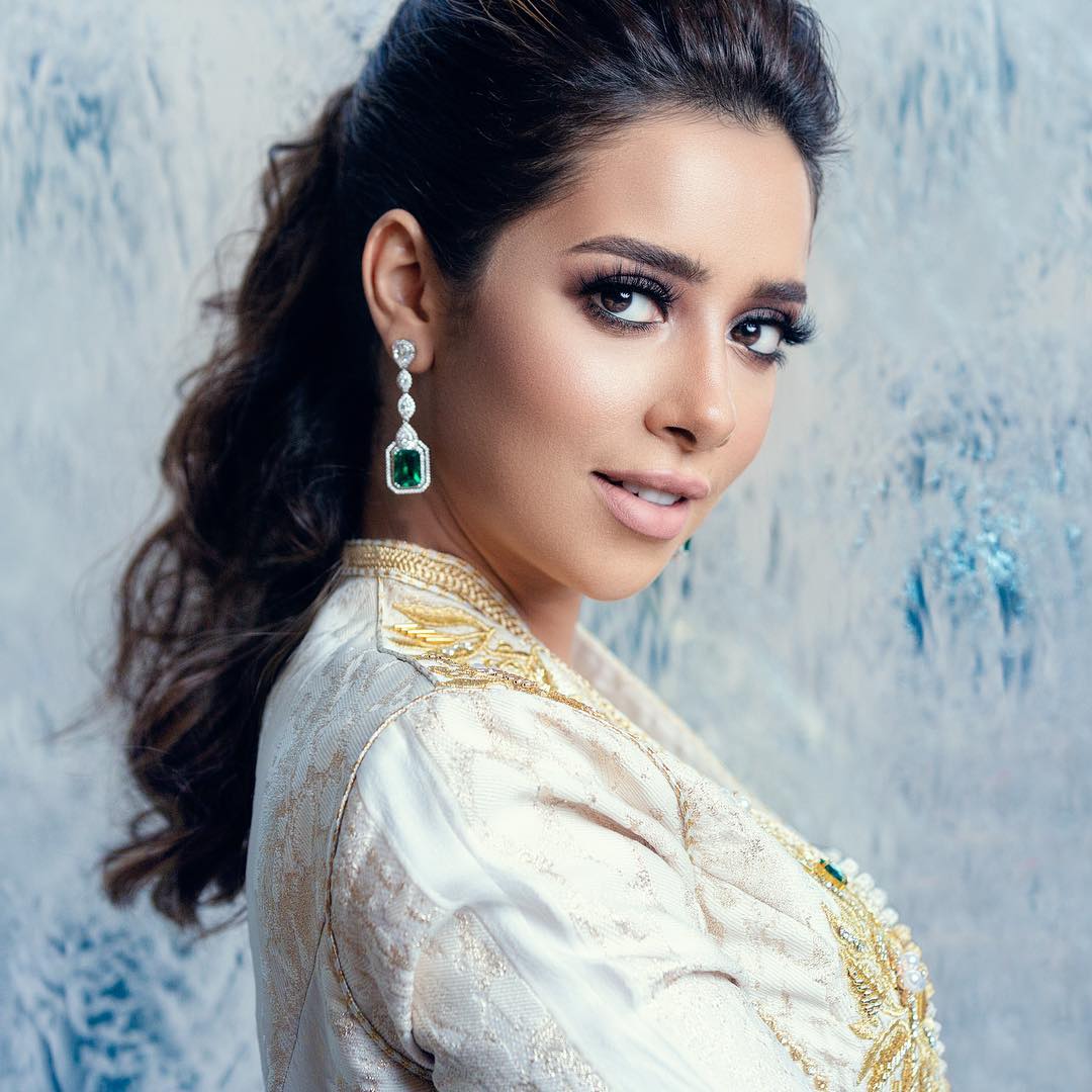 جمهور دنيا بطمة يشن هجوماً على بلقيس بسبب القفطان