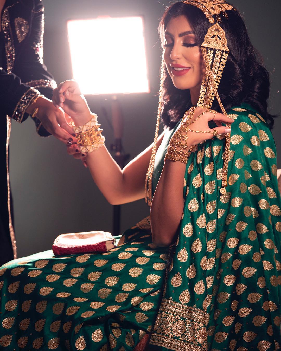 استعراض الفاشينيستا الكويتية دانة الطويرش الذهب والمجوهرات