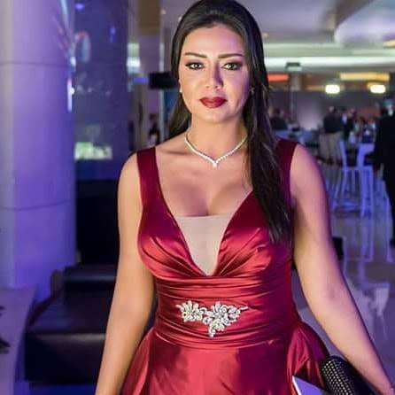 هكذا تناولت الصحف الأجنبية موضوع فستان رانيا يوسف