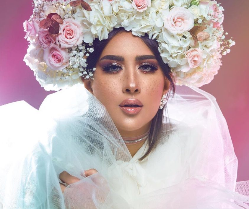 فرح الهادي تقع على المسرح