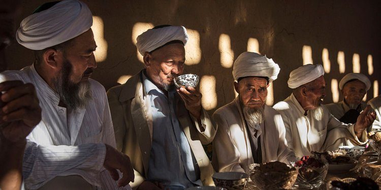الصحافة الصينية تعتبر المصانع المسماة مراكز تدريب بأنها ستجعل من مسلمي الإيغور