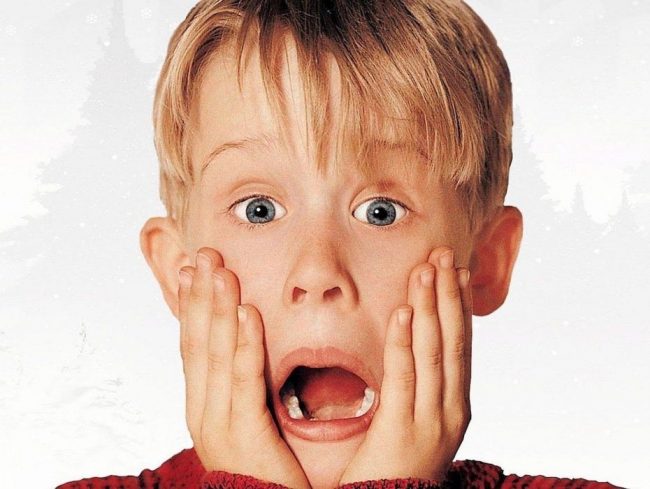 بطل «Home Alone» يعيد تصوير مشاهد الفيلم بعد مرور 28 عاماً على عرضه!.. شكله تغير تماماً (فيديو)