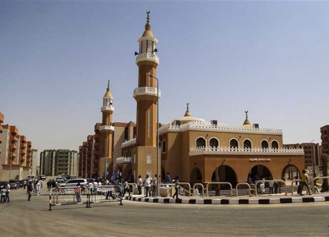 “نسيت وكلنا بننسى”! قارئ مصري يدافع عن نفسه بعد ارتكابه 11 خطأً في قراءة القرآن 