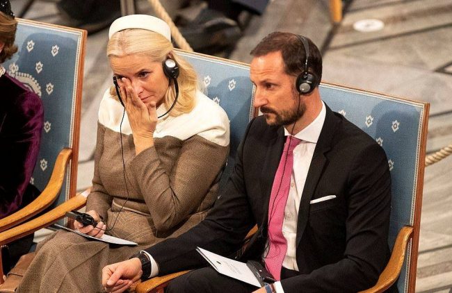 أميرة النرويج تبكي في حفل بعد سماعها خطاب الشابة ناديا مراد