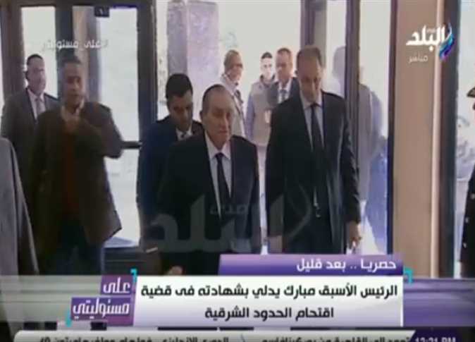 دخل على قدميه دون مساعدة من أحد وبرفقة ولديه