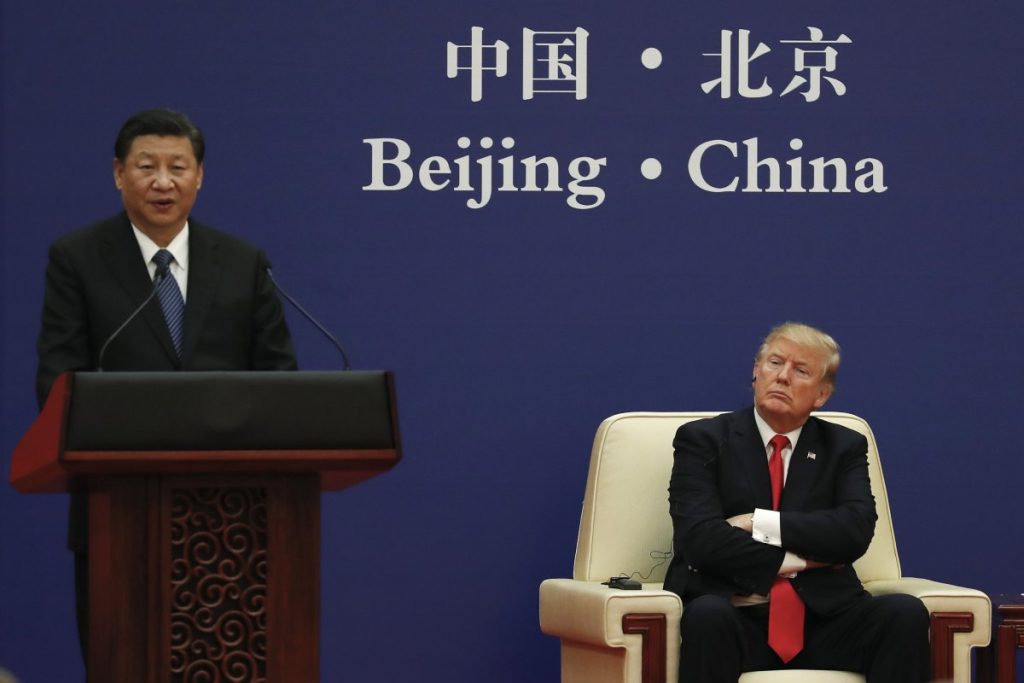 لقاء سابق بين الرئيسين الأمريكي والصيني في بكين عام 2017 (رويترز)