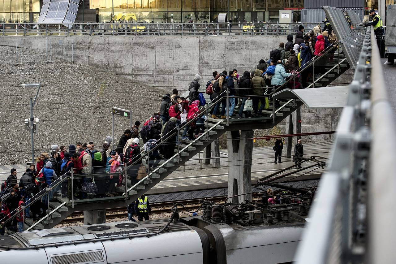 الشرطة الدنماركية تنظم لاجئين في طوابير لنقلهم خارج كوبنهاجن (ارشيفية/ رويترز)