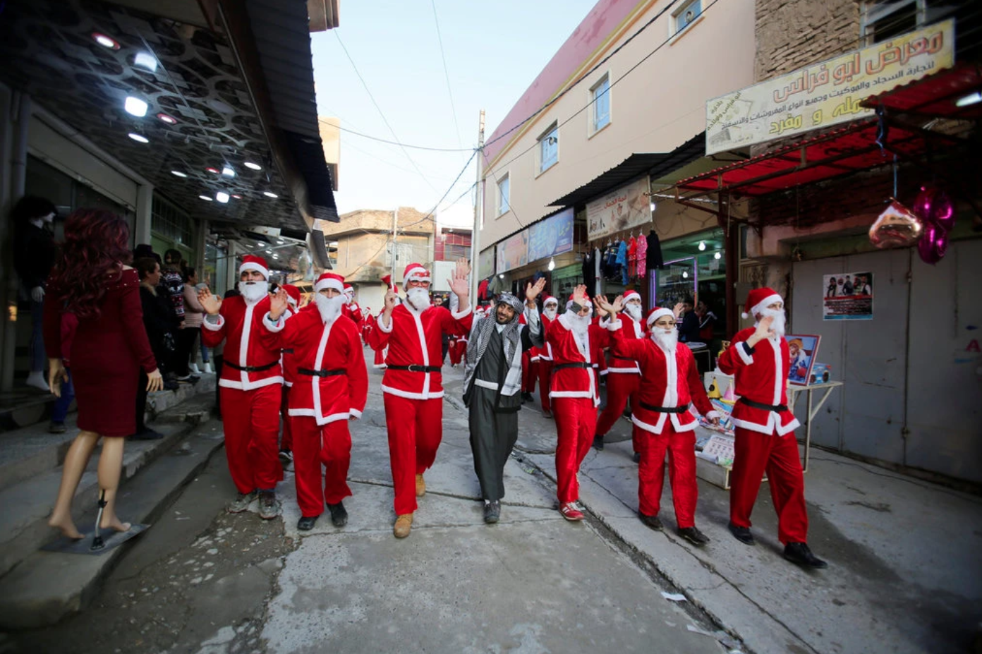 «ربما جند في الجيش السوري أو خرج لمحاربة داعش».. عراقيون غاضبون يسخرون من مشهد القبض «على بابا نويل» بكربلاء
