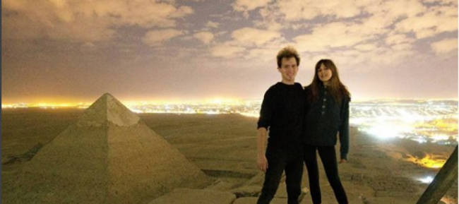 «لقد ارتكب جُرماً عظيماً.. إنه الهرم».. مصر تحقق في تسلق دنماركي الهرم والتقاط صور عارية مع صديقته