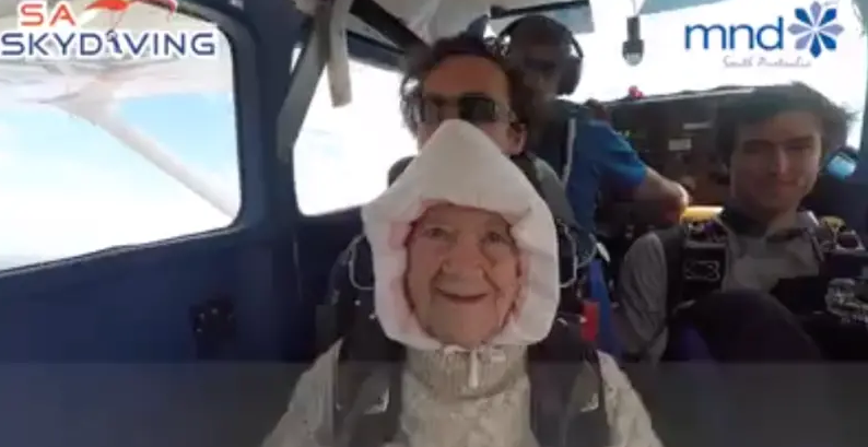 عجوز أسترالية تقفز بالمظلة من طائرة